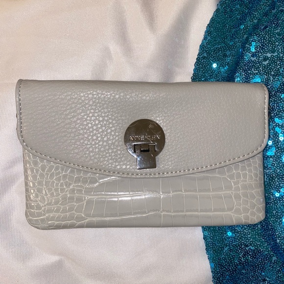 Anne Klein clutch bag with silver chain new with no tag. - Picture 6 of 12